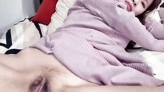 Nghỉ trưa vào phòng em đồng nghiệp sờ lồn chơi chơi lồn chảy nước